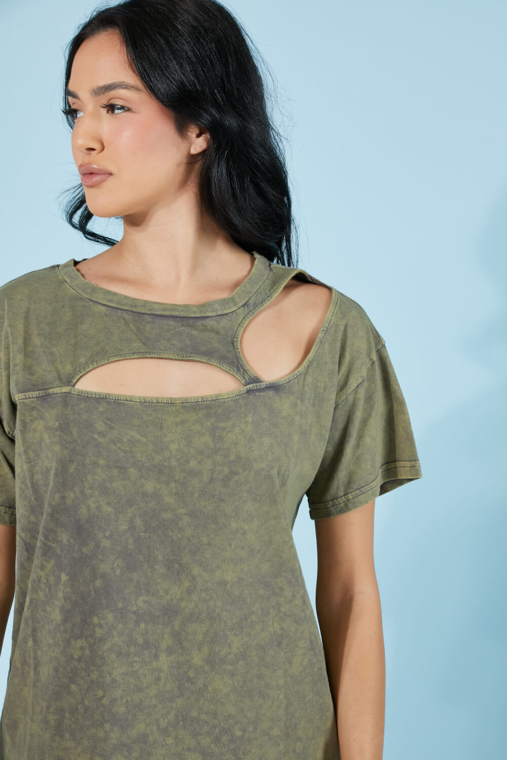 BiBi Best-Kept Secret Acid Wash Cutout Tee in Vintage Olive -