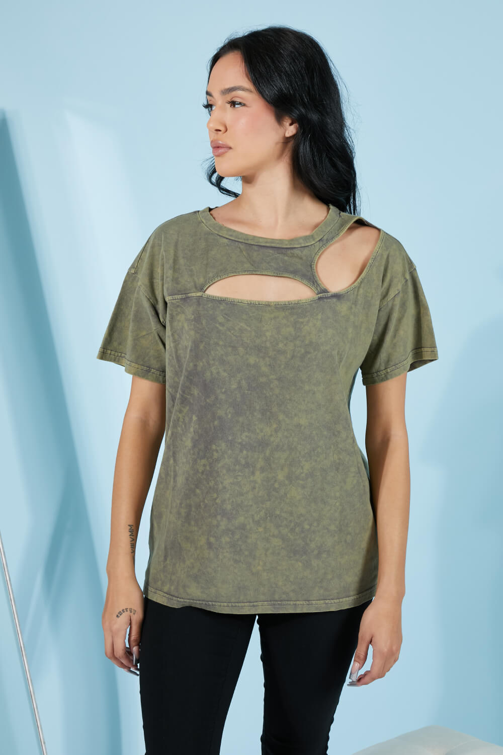 BiBi Best-Kept Secret Acid Wash Cutout Tee in Vintage Olive -